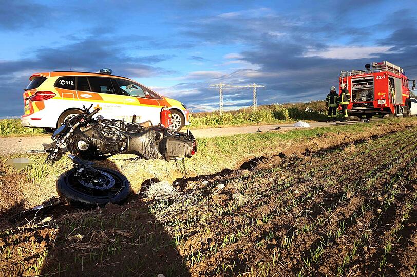 Bei dem Zusammenstoß bei Waldkraiburg stirbt der Motorradfahrer noch an der Unfallstelle.