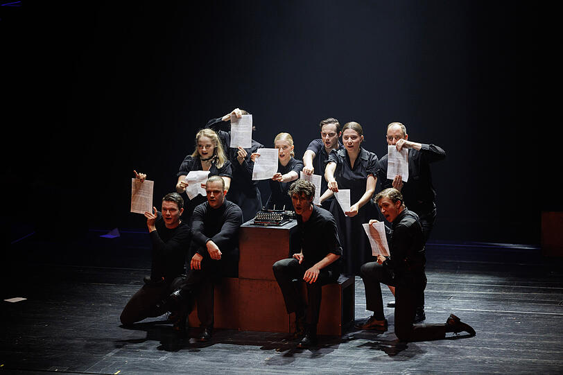 Die Weiße Rose ist nicht nur ein Stück über Verantwortung und den Mut zum Umdenken in der deutschen Geschichte, sondern auch über das Erwachsenwerden. Die Weiße Rose ist nicht nur ein Stück über Verantwortung und den Mut zum Umdenken in der deutschen Geschichte, sondern auch über das Erwachsenwerden.