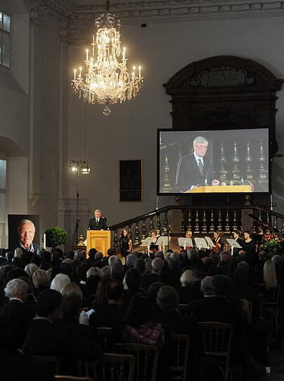 Der frühere Bundespräsident Horst Köhler spricht auf der Trauerfeier für Karlheinz Böhm.