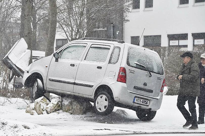 Der Suzuki endete auf dem Bankschild. Verletzt wurde bei dem Unfall glücklicherweise niemand.