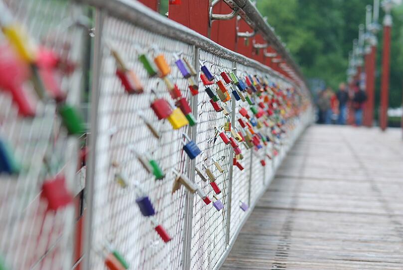 Bunte Liebesversprechen: die Schlösser am Geländer der Tierparkbrücke.