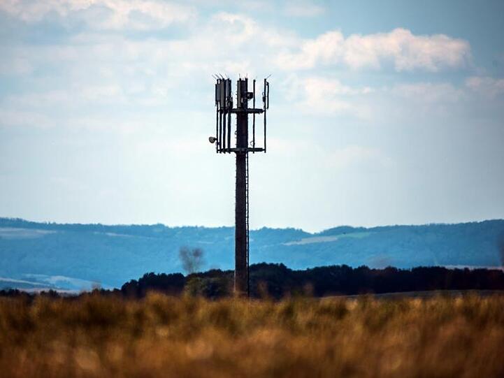 Ein Mobilfunkmast auf einer Anhöhe in Rheinland-Pfalz.