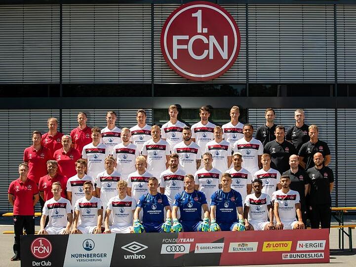 Der 1. FC Nürnberg für die Saison 2019/20 am Trainingsgelände am Valznerweiher. Foto: Daniel Karmann/Archivbild