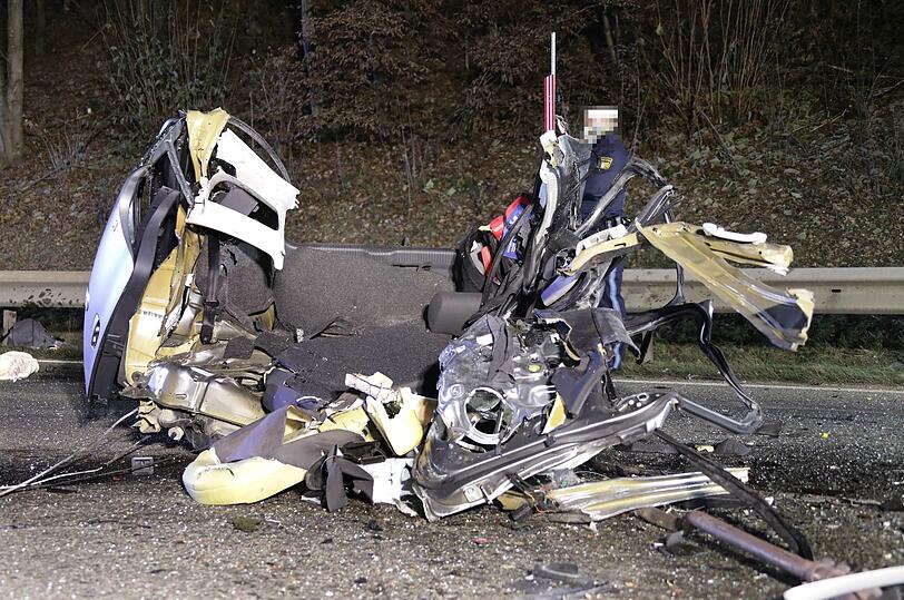 Bilder vom Unfallort in Altötting: Bei dem Crash wurde der Polo in zwei Teile gerissen, der Kleintransporter wurde schwer beschädigt.