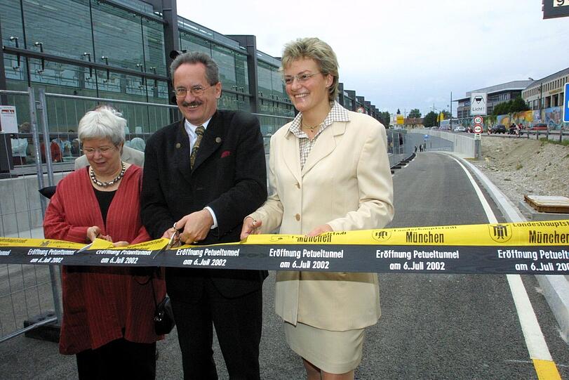 2002 eröffnet OB Christian Ude (SPD) mit der ehemaligen Ministerin Monika Hohlmeier von der CSU (rechts) den Tunnel.