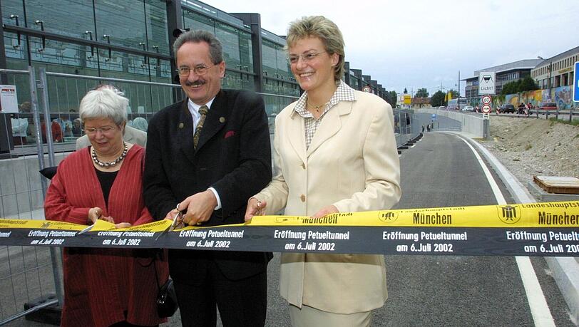 2002 eröffnet OB Christian Ude (SPD) mit der ehemaligen Ministerin Monika Hohlmeier von der CSU (rechts) den Tunnel.