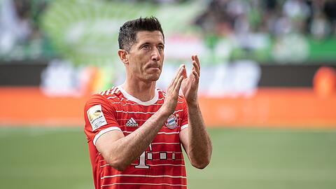 Münchens Robert Lewandowski klatscht nach dem Spiel.