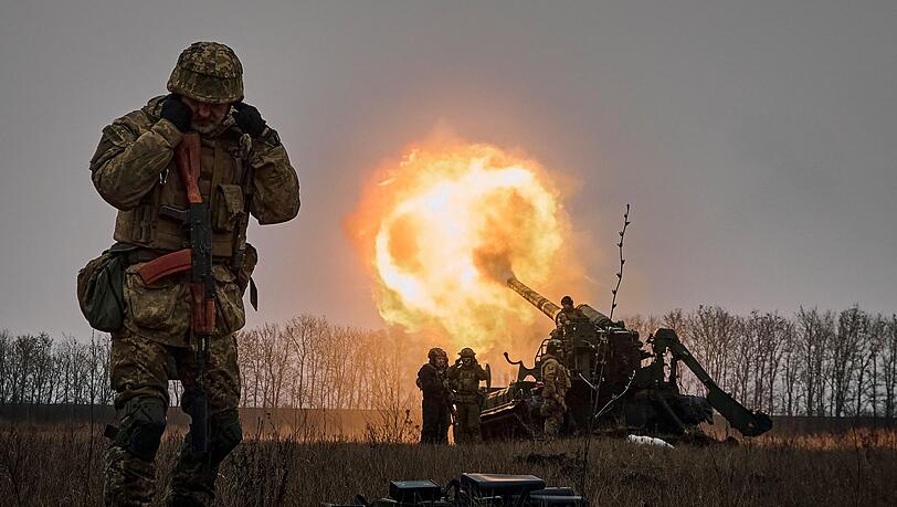 Ukrainische Soldaten feuern in Bachmut eine Pion Kanonenhaubitze auf russische Stellungen. Die Wagner-Söldnergruppe spielt London zufolge  bei den Kämpfen um die Stadt weiter eine zentrale Rolle.