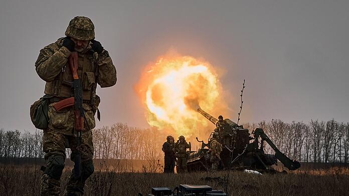 Ukrainische Soldaten feuern in Bachmut eine Pion Kanonenhaubitze auf russische Stellungen. Die Wagner-Söldnergruppe spielt London zufolge  bei den Kämpfen um die Stadt weiter eine zentrale Rolle.