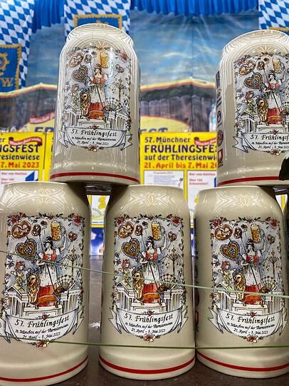 Reich verziert: Die Bier- und Maßkrüge für das 57. Frühlingsfest in München.