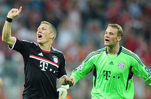 Jubel nach dem 1:0 der Bayern: Torschütze Bastian Schweinsteiger und Manuel Neuer.