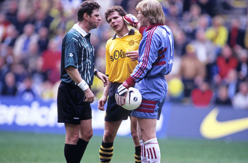 Hatten sich während ihrer aktiven Zeit nicht besonders lieb: Oliver Kahn und Andreas Möller. Der Dortmunder hatte seine Abneigung gegen Kahn mehrmals öffentlich kund getan, ihn unter anderem als "realitätsfremd" bezeichnet und behauptet, der Erfolg wäre Kahn zu Kopf gestiegen. Kein Wunder, dass der Bayern-Keeper dem BVB-Spieler gerne mal die Ohren langziehen würde...