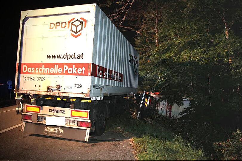 Warum ein aus München kommender Lkw am Montagabend auf der B12 nach rechts umkippt und seinen Fahrer einklemmt, ist nicht bekannt. Der Mann wird in ein Krankenhaus gebracht.