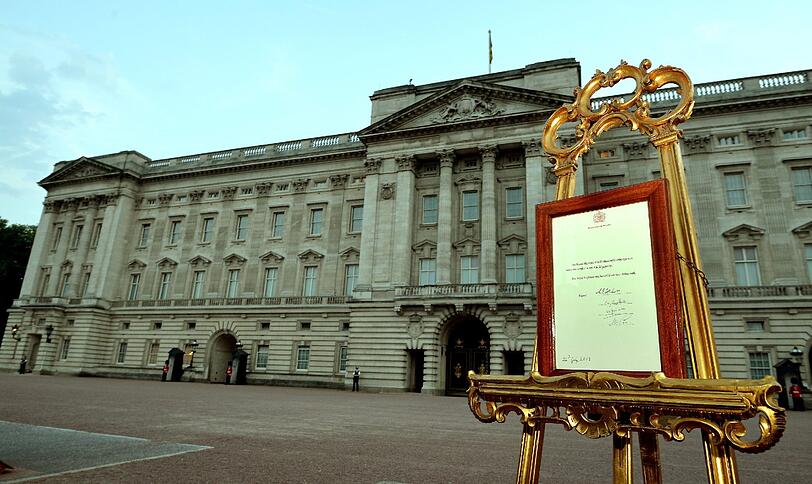 Auf der goldenen Staffelei vor dem Buckingham Palace ist die Geburtsmitteilung des dritten Thronfolgers zu lesen.