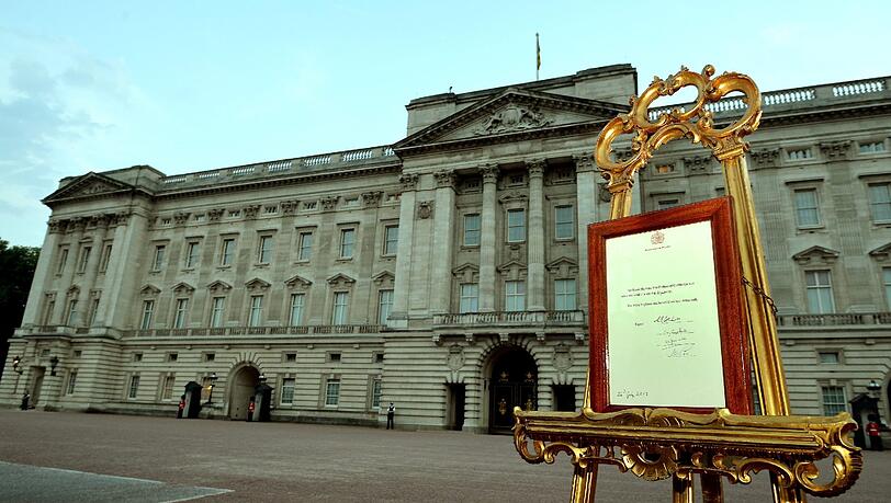 Auf der goldenen Staffelei vor dem Buckingham Palace ist die Geburtsmitteilung des dritten Thronfolgers zu lesen. Auf der goldenen Staffelei vor dem Buckingham Palace ist die Geburtsmitteilung des dritten Thronfolgers zu lesen.