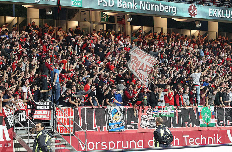 Nürnberg-Ultras beim Torjubel. Nach dem Spiel schlug die Stimmung um.
