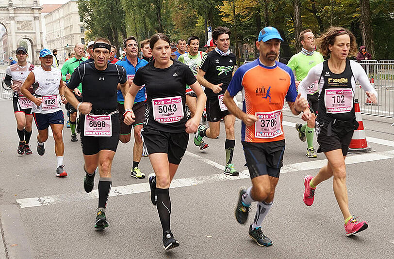 Die Läufer und Läuferinnen des 30. München Marathon am 11.20.2015