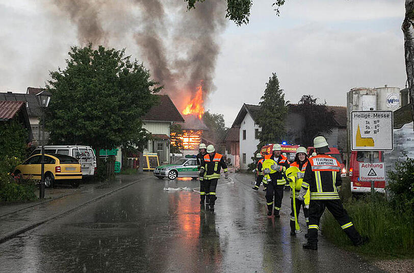 Bilder vom Großeinsatz der Feuerwehr: In Petting stand ein Stall in Vollbrand, etliche Tiere mussten aus dem brennenden Gebäude gerettet werden.