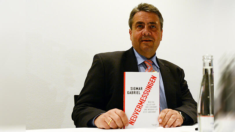 Sigmar Gabriel (SPD) mit seinem Buch "Neuvermessungen".
