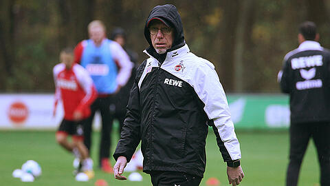 Steht im Regen: Peter Stöger, Cheftrainer des 1. FC Köln.