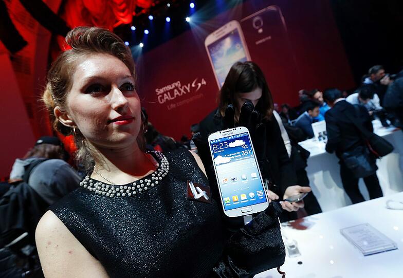 Wie erwartet, kommt ein 5 Zoll Full HD AMOLED Display (1920 x 1080 Pixel) mit 441 ppi Pixeldichte (Das iPhone 5 kommt beispielsweise nur auf 326 ppi.) zum Einsatz, das sich teilweise sogar ohne Berührung bedienen lässt.