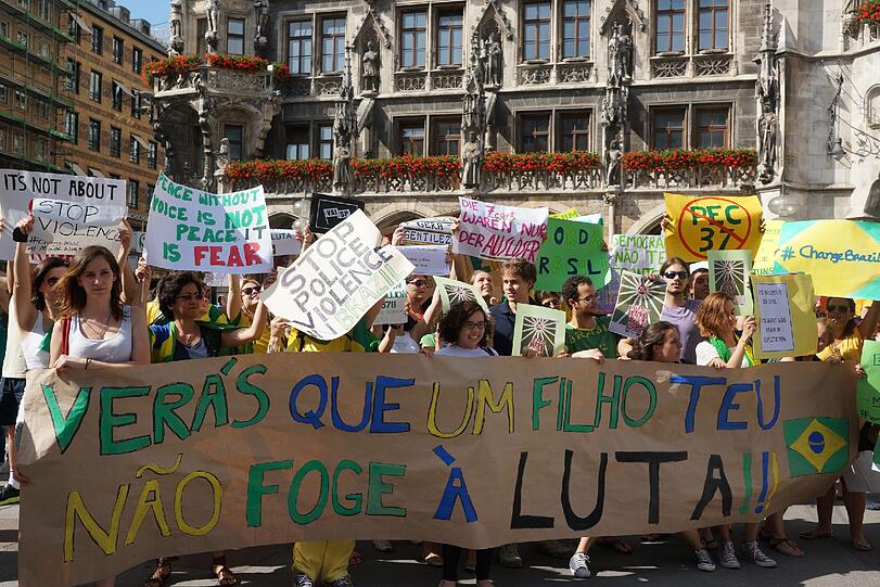 Mehrere Hundert Brasilianer und Brasilianerinnen haben am Marienplatz gegen Zustände in Brasilien demonstriert. Die Bilder!
