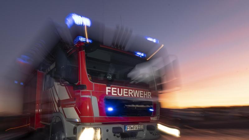Ein Feuerwehrfahrzeug steht mit eingeschaltetem Blaulicht auf einer Straße. Foto: Patrick Seeger/dpa/Archivbild Ein Feuerwehrfahrzeug steht mit eingeschaltetem Blaulicht auf einer Straße. Foto: Patrick Seeger/dpa/Archivbild