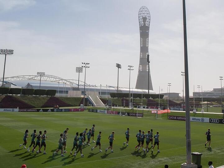 Die Spieler des FC Bayern München laufen über den Platz in Doha. Foto: Peter Kneffel/dpa/Archivbild