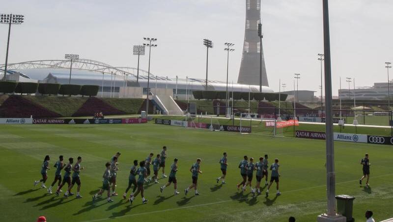 Die Spieler des FC Bayern München laufen über den Platz in Doha. Foto: Peter Kneffel/dpa/Archivbild Die Spieler des FC Bayern München laufen über den Platz in Doha. Foto: Peter Kneffel/dpa/Archivbild