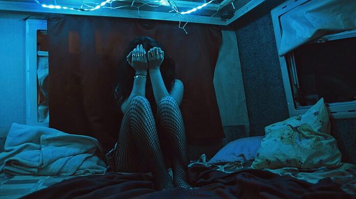 Der Film ,,Lovemobil" thematisiert die Prostitution in mobilen Wohnwagen an den Rändern deutscher Landstraßen.