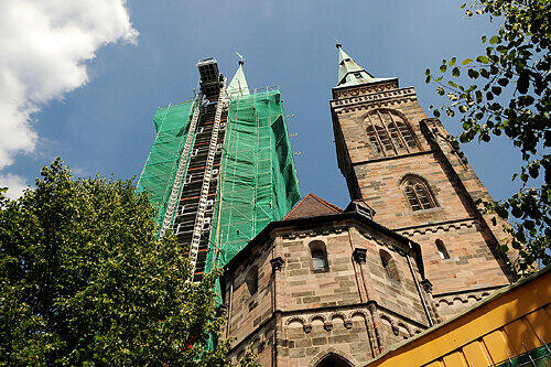 Die Arbeiten am Südturm sind seit Anfang 2008 abgeschlossen - jetzt ist der Nordturm eingerüstet.