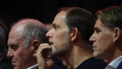 Noch ist es ruhig um Uli Hoeneß, Thomas Tuchel und Christoph Freund (v.l.n.r.). 2024 hält für den FC Bayern jedoch einige maßgebliche Zukunftsentscheidungen bereit.