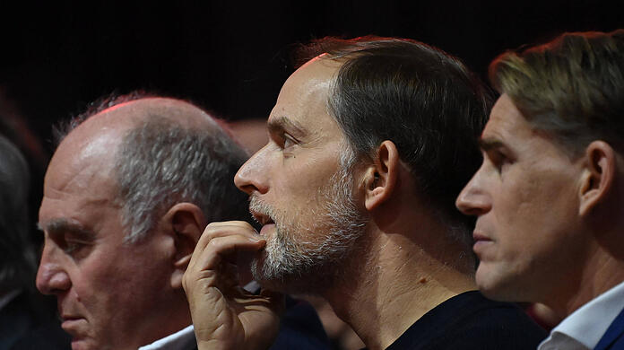 Noch ist es ruhig um Uli Hoeneß, Thomas Tuchel und Christoph Freund (v.l.n.r.). 2024 hält für den FC Bayern jedoch einige maßgebliche Zukunftsentscheidungen bereit.