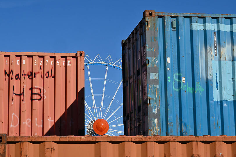 Das geht nicht von heute auf morgen: Die Gondeln vom Riesenrad werden in großen Container verstaut und abtransportiert.