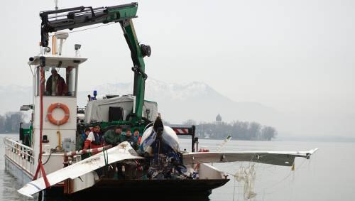 Am Mittwoch wurde das abgestürzte Ultraleichtflugzeug aus 57 Metern Tiefe geborgen. Am Mittwoch wurde das abgestürzte Ultraleichtflugzeug aus 57 Metern Tiefe geborgen.