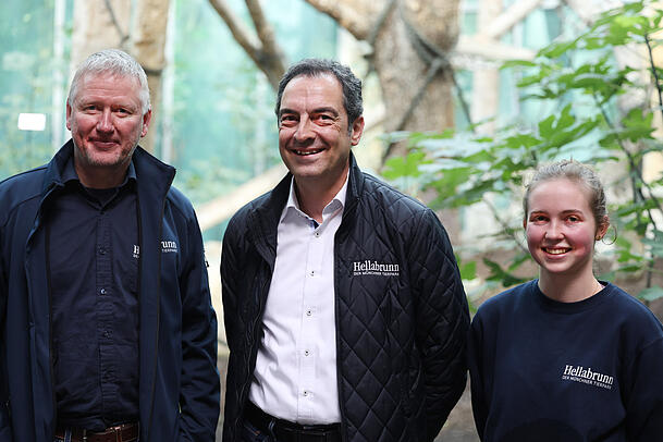 v. l. Tierarzt Hanspeter Steinmetz, Tierparkdirektor Rasem Baban und Tierpflegerin Luisa Mährer. Sie begleitet Jambos Eingewöhnung.