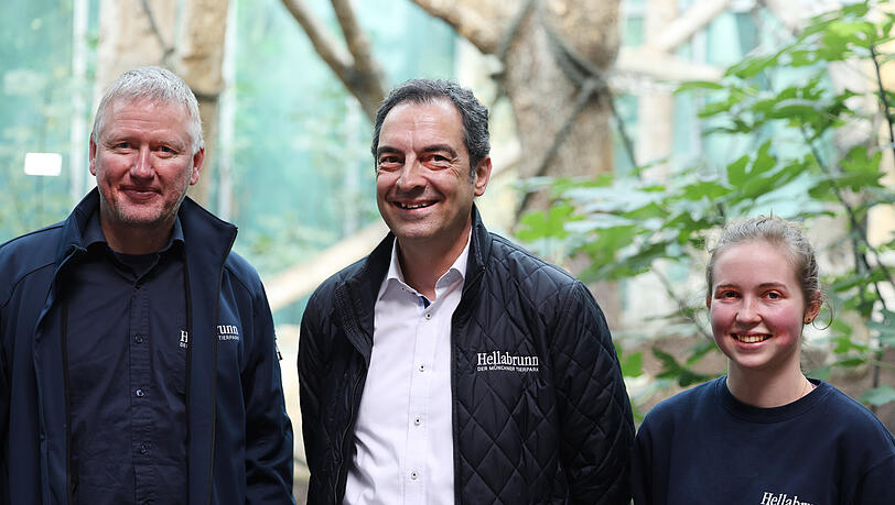 v. l. Tierarzt Hanspeter Steinmetz, Tierparkdirektor Rasem Baban und Tierpflegerin Luisa Mährer. Sie begleitet Jambos Eingewöhnung. v. l. Tierarzt Hanspeter Steinmetz, Tierparkdirektor Rasem Baban und Tierpflegerin Luisa Mährer. Sie begleitet Jambos Eingewöhnung.