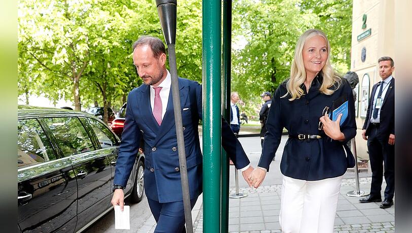 Das norwegische Kronprinzenpaar kommt Hand in Hand bei einem Event in Oslo an.