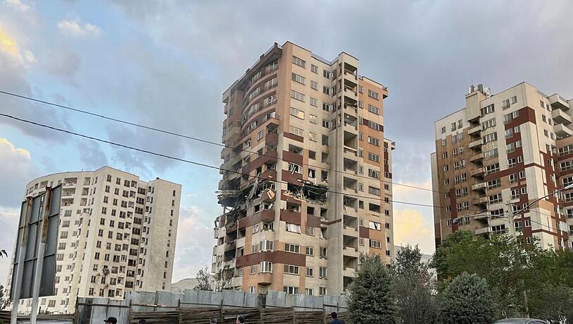 Israel hat mit einem Großangriff auf Ziele im Iran begonnen.