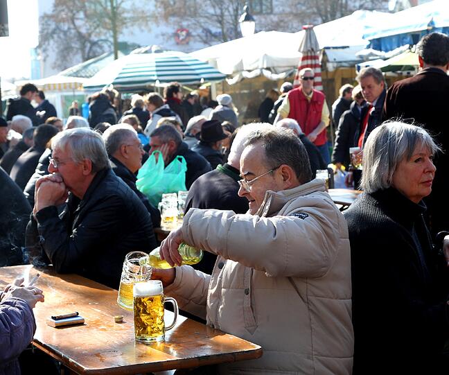 So bunt ist der Frühling: Dank der Sonne haben gestern viele Münchner erstmals in diesem Jahr ihre Mittagspause im Freien verbracht.