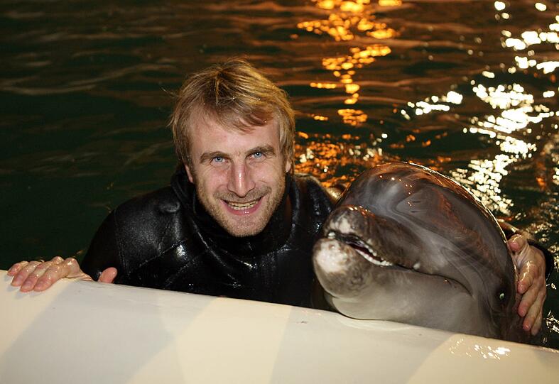 Für die Löwen ging's am Mittwoch noch tierisch zu: Im Delfinarium durften sie mit Flipper & Co. eine Runde schwimmen.