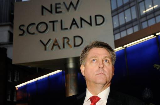 Inspector Kevin Hyland von Scotland Yard spricht vor der Presse über den Fall.