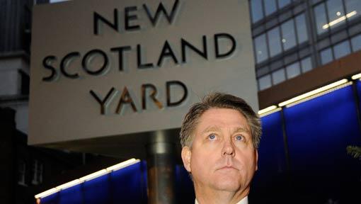 Inspector Kevin Hyland von Scotland Yard spricht vor der Presse über den Fall. Inspector Kevin Hyland von Scotland Yard spricht vor der Presse über den Fall.