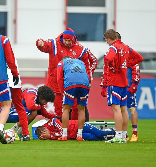 Der FCB-Schock in Bildern - hier wird der verletzte Philipp Lahm beim Training abtransportiert!