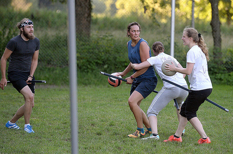 Bilder vom Quidditch-Training in Freiburg. In Frankfurt steht bald die Weltmeisterschaft an.