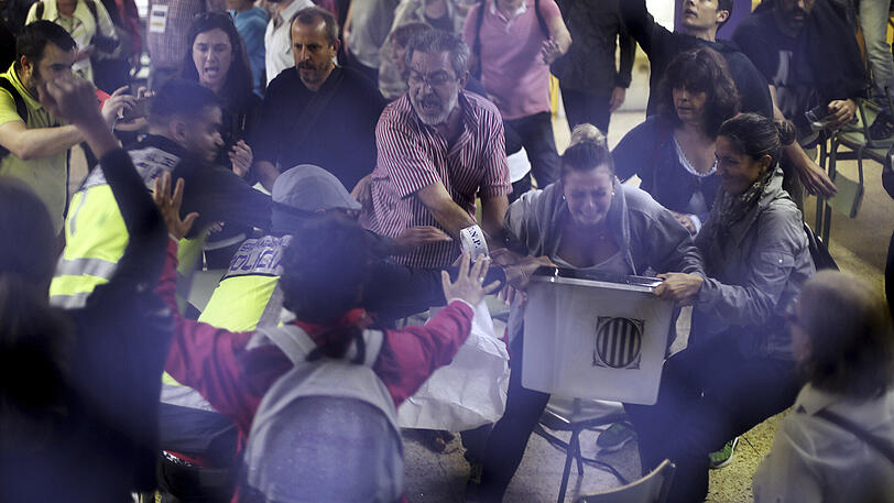 Referendum in Katalonien über die Abspaltung von Spanien. Die Polizei greift massiv in die Wahl ein. Die Bilder.