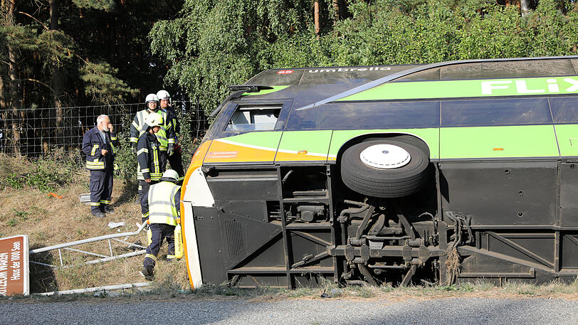 Bei dem Fernbus-Unfall verletzten sich 16 Personen &ndash; die Bilder vom Unfallort.