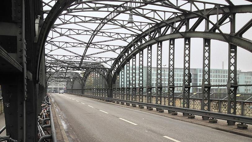 Polizeieinsatz an der Hackerbrücke (Symbolbild) Polizeieinsatz an der Hackerbrücke (Symbolbild)