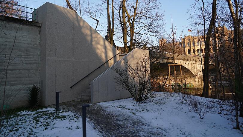 Auf den ersten Skizzen des Treppenaufgangs polarisierte ein gestrichelter Bogen am linken Bildrand, der wie ein Durchbruch zur nördlichen Schwindinsel aussah. Nun, im fertiggebauten Zustand sieht man: Noch ist keiner da. Allerdings könnte sich das ändern. Auf den ersten Skizzen des Treppenaufgangs polarisierte ein gestrichelter Bogen am linken Bildrand, der wie ein Durchbruch zur nördlichen Schwindinsel aussah. Nun, im fertiggebauten Zustand sieht man: Noch ist keiner da. Allerdings könnte sich das ändern.