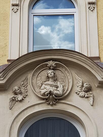 Von Engerln begleitet in der Sedanstraße in Haidhausen.